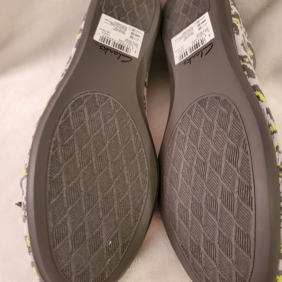 Cloudsteppers by Clarks - Fabric Flats - Gray Animal Print - 7.5 - Picture 5 of 7